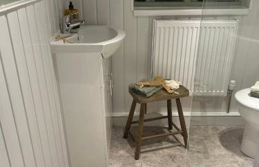 Park View is a beautiful whole entire house close to town centre, sleeps 8 in 4 rooms, 2 doubles and 4 single beds with 2 shower rooms, available for holidays, insurance stays, trades people, contractors, pets welcome - Foto 43