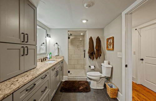 Modern 3BR Condo Walk to Downtown and UT with Parking - Foto 34