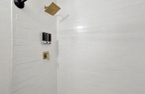 Tranquil Lakeside Escape 2 Bedrooms Patio Views - Photo 19