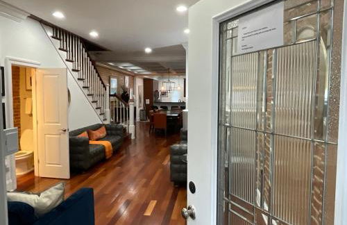 Classy Victorian Brownstone Subway Shopping - Photo 62