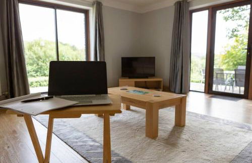 Spacious bungalow with estuary views near Llansteffan - Photo 3