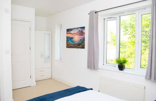 Lavish 4-Bedrooms with Modern Home Features - Guest 8 - Hi-Speed Wi-Fi - Luxury Garden - Private Ample Parking - Foto 40