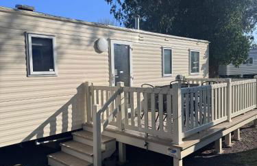 Cozy Caravan at Tower Lawn, Haggerston Castle Perfect Family Getaway - Foto 16