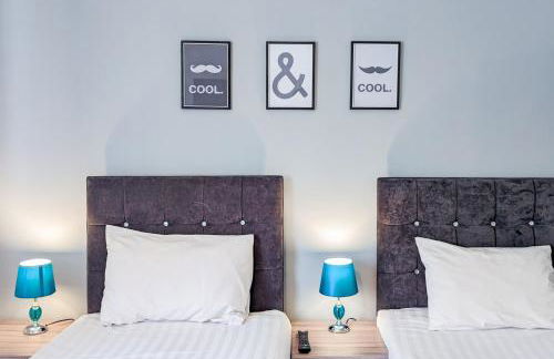 5-Bedroom Budget Contractor House with 10 Beds Free Parking and Free WiFi - Outfield Homes by Your Lettings Short Lets & Serviced Accommodation Peterborough - Photo 3