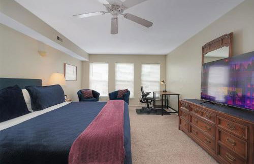 Lux Townhouse, Walk to All, Sleeps 6 Adults - Photo 5