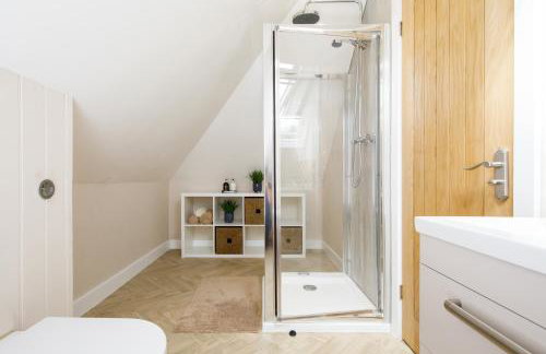 " Orchard Croft Lodge ", New Property, DOG FRIENDLY, Ideal for all Goodwood Events, 5 Minutes from Southend Barns, 9 Minutes From Sandy West Wittering Beach, 2 Bathrooms, Can Sleep 8 On Request, ' Starlink ' Wi-Fi & Sky Sports, Zip & Link Super-King beds - Foto 6