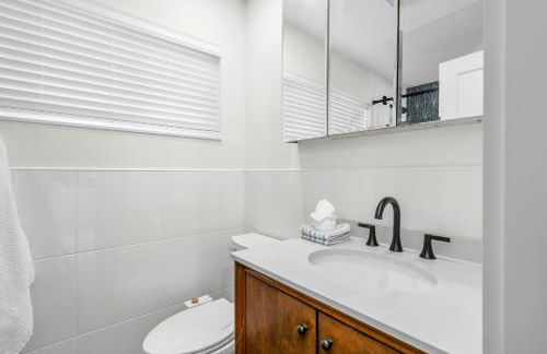 Spacious, Elegant 5 Bed, Best Pool, All New, Close to Beach and Atlantic Ave - Photo 17