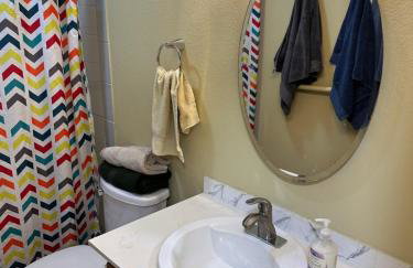 Forget Me Not Home by Airport Upstairs with Deck - Foto 15