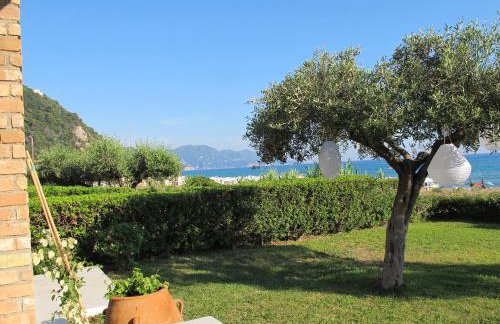 Seafront Calista Beach House With Garden - Foto 23