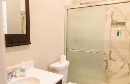 Incredible King Bed Room Private Bathroom - Foto 2