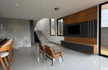 Belo sobrado com piscina aquecida em Ninho Verde 2 - Foto 3