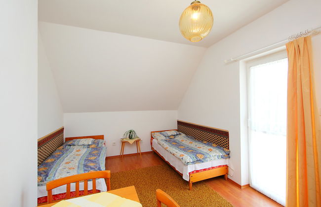 7 bedroom House in Balatonszárszó with garden and terrace - Photo 14