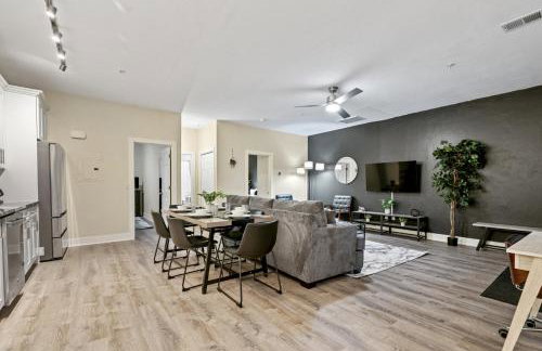 Upscale 2BR suite With Free Parking and Walkable Area - Foto 14