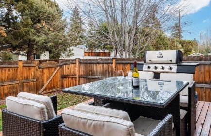 Old Mill Getaway by Avantstay Private Backyard w/ Hot Tub - Foto 6