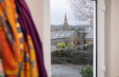 The Hideaway with Cosy Fireplace by LetMeStay - Foto 11