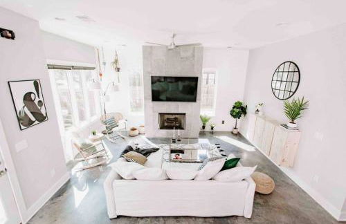 Modern Luxury with Rooftop Deck, 3 mi to Downtown - Foto 1