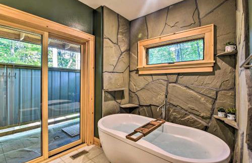 Romantic Asheville Area Cabin with Deck and Hot Tub! - Foto 23