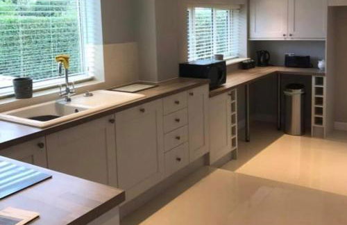 Pet-friendly - 2 Bedrooms Bungalow hot tub Parking - Foto 69