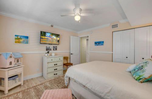 New dog-friendly Listing! Updated direct oceanfront with spacious balcony and heated pool - Foto 17