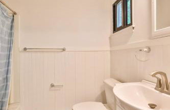 Stream-Side Atrium Home with Side Rooms & Pool Table - Foto 30