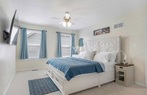 Modern 4BR Retreat with Free Parking in Prime CWE! - Foto 19