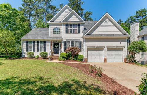 Fire Pit and Pool Access Quiet Holly Springs Home - Foto 1