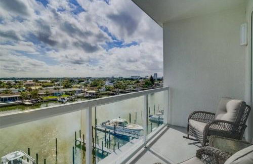 Luxury Waterfront Penthouse with Amenities and Services - Foto 12
