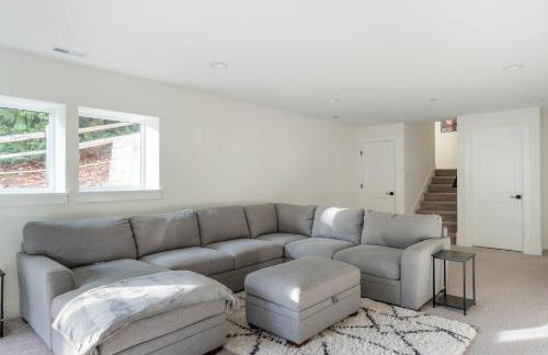 Elegant 3-Story House with Private Backyard in WA - Photo 29