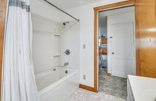 Cozy New York Farmhouse with Porch, Grill and Fire Pit - Foto 20