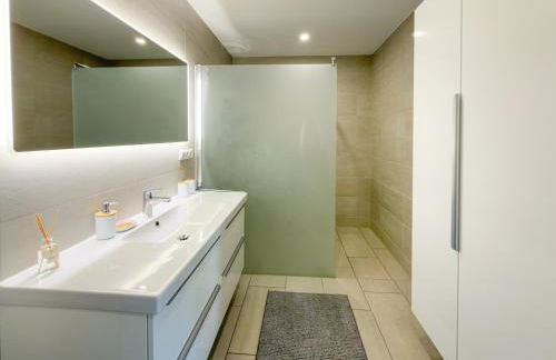 ImmoStay #3 - Penthouse mit zwei Balkonen & Seeblick, Parking & WiFi - Foto 76