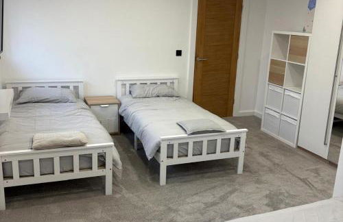 Modern Large 4-Bed Property sleeps 10 in Abergele - Photo 6