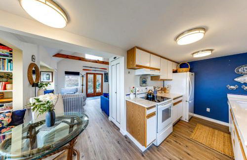 Waterfront Gem with 2 Patios on Camano Island - Foto 7