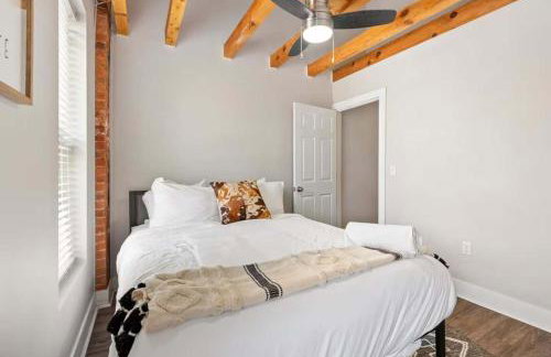 Sophisticated Boho Condo Walkable Columbus - Foto 14