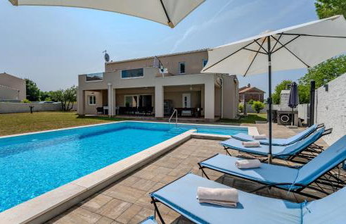 Awesome Home In Brtonigla With Sauna - Photo 1