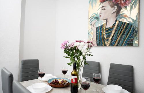 Stylish 4BR House, Sleeps 7, High-Speed Wi-Fi, Long Stay Friendly - Foto 58