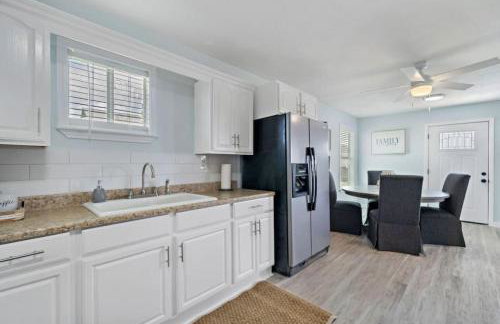 Cozy and charming getaway with deck, close to beach - Foto 8