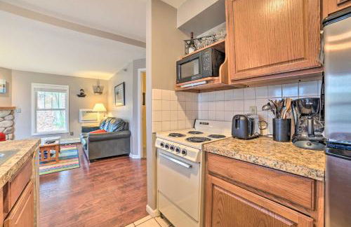 Portage Lake Condo with Deck and Pool Access! - Foto 9