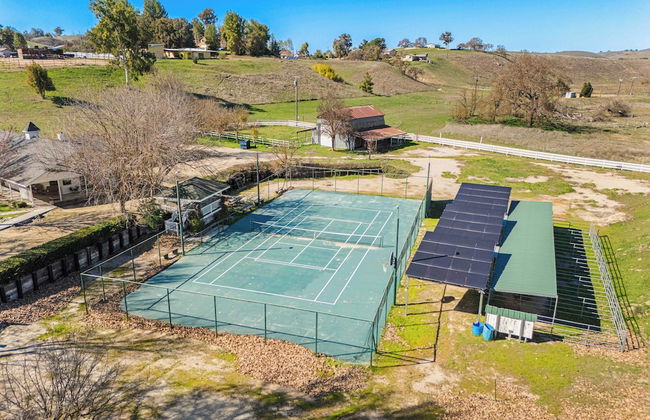 Victorian Manor In Paso Robles Wine Country + Pool, Hot Tub, Firepit, Tennis Court Sleeps 28 - Photo 7