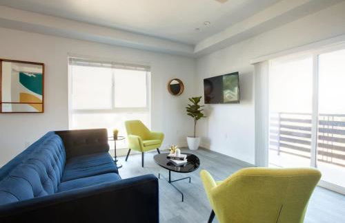 Luxury Townhome with Gated Parking and Private Balcony - Photo 7