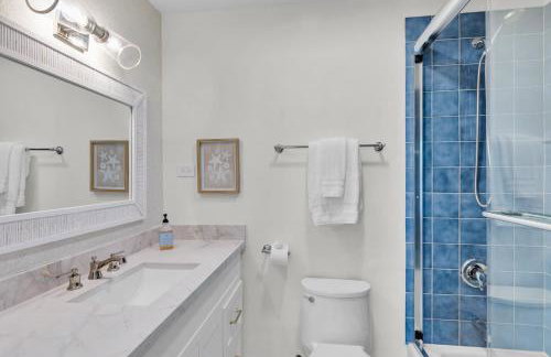 NEW LISTING! Reel Joy Waterfront Luxe with Pool and Private Dock home - Foto 14