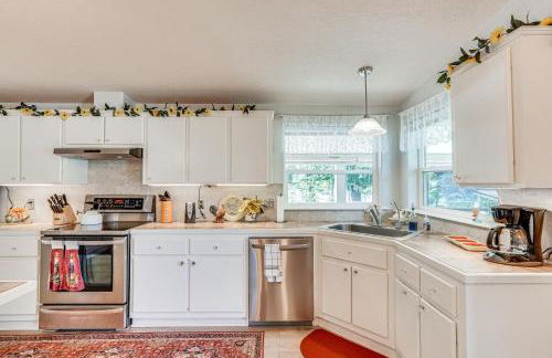 Waterfront Shady Cove Home with Fishing Deck! - Foto 11