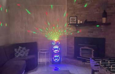 Modern Home near Lake w HotTub, Game Room, Fireplace - Foto 10