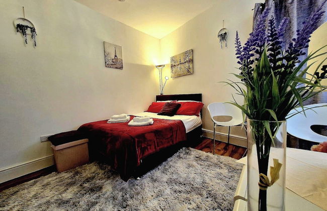 Seaside Bliss Apartment for Style and Comfort - Photo 1