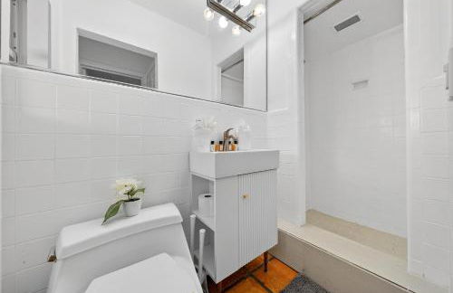 Sunny 2-Bedroom Miami Retreat with a Bright, Spacious Living Area & Relaxing Outdoor Seating - Foto 22