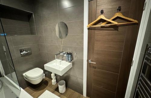 Luxury 6-Bed House - 6 En Suite- Jaquzzi Baths - Private Parking - Suitable for contractors - Foto 25