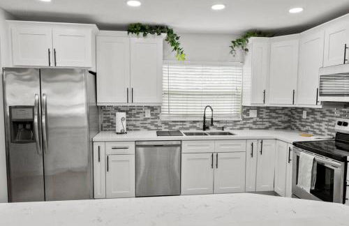 Stadium Sunflower Miramar home, 3 bd, 2 ba - Photo 24