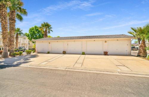 Modern Resort Condo - Pools, Courts & Scenic Views - Foto 12