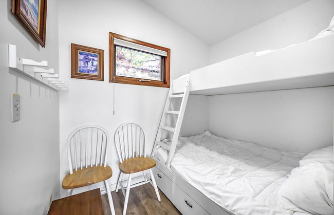 Cozy Cottage by the Lakeshore 4 - Photo 2