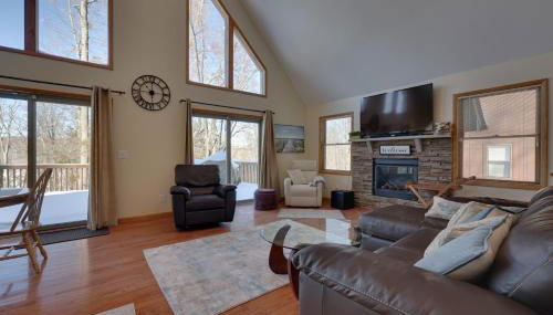 Large Deck and Resort Amenities Lake Ariel Retreat - Foto 5