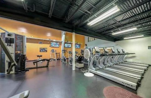 2-bedroom cabin, with a Fireplace, PS5, BBQ, fitness room, and a private hot tub - Foto 1